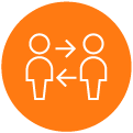 Ícone minimalista em círculo laranja mostrando duas figuras humanas com setas bidirecionais entre elas, simbolizando interação, comunicação ou transferência. Ícone minimalista em círculo laranja mostrando duas figuras humanas com setas bidirecionais entre elas, simbolizando interação, comunicação ou transferência.
