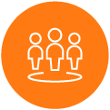 Ícone minimalista em círculo laranja com três figuras humanas conectadas por um semicírculo na base, simbolizando grupo, equipe ou comunidade. Ícone minimalista em círculo laranja com três figuras humanas conectadas por um semicírculo na base, simbolizando grupo, equipe ou comunidade.