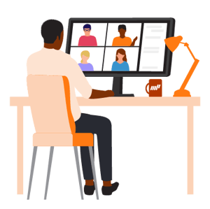 Um homem de costas, sentado em uma mesa com um computador, participando de uma videochamada com quatro outras pessoas. Há um abajur laranja e uma caneca na mesa.
