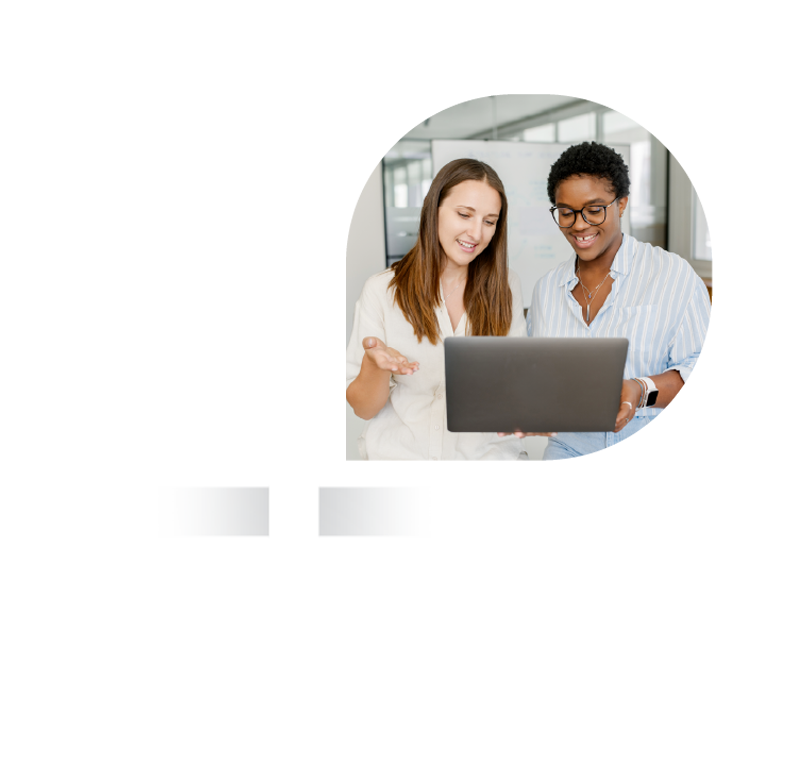 Duas mulheres sorridentes, uma de cabelos castanhos e outra de cabelos curtos escuros e óculos, trabalham juntas em um notebook em um ambiente de escritório. A imagem transmite colaboração e produtividade. Fontes Duas mulheres sorridentes, uma de cabelos castanhos e outra de cabelos curtos escuros e óculos, trabalham juntas em um notebook em um ambiente de escritório. A imagem transmite colaboração e produtividade. Fontes